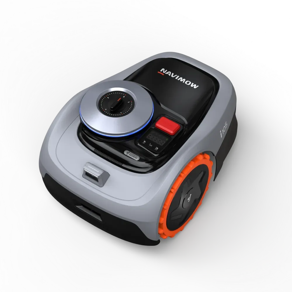 Le robot tondeuse Segway Navimow i105E vu de trois quarts, capot gris clair et roues crantées orange